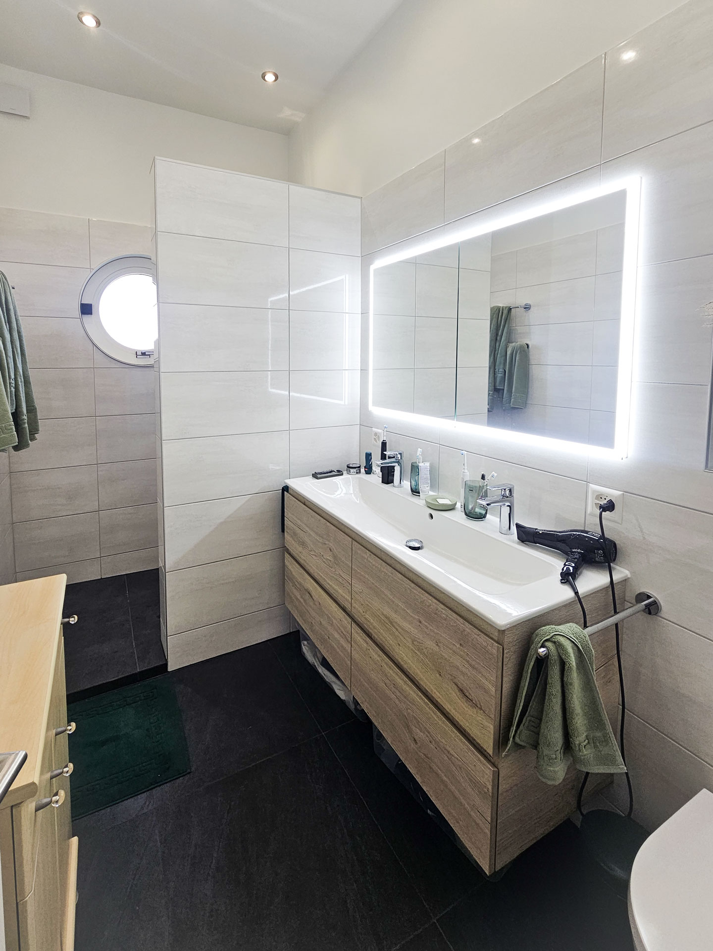 SAlle de bain lumineuse